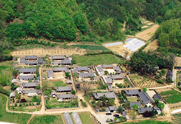 Village of the Nampyeong Mun Clan in Bon-ri